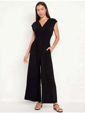 NWT! Old Navy Black V-Neck Wide-Leg Jumpsuit - Small